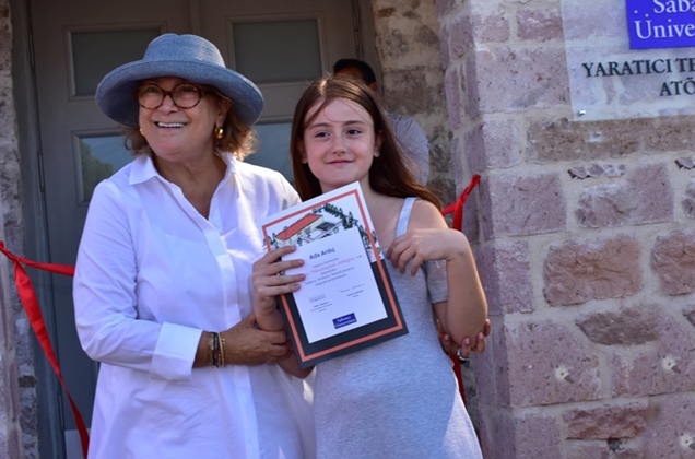 Sabancı Üniversitesi Kurucu Mütevelli Heyeti Başkanı Güler Sabancı ve öğrencimiz