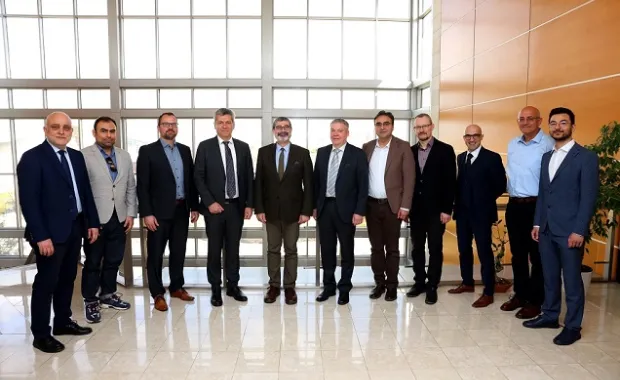 The senior management of IHP-Microelectronics, one of Germany's important technology companies, visits our university