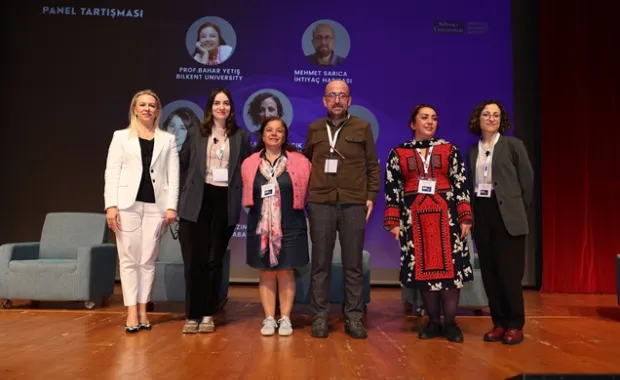 Sabancı Üniversitesi ev sahipliğinde düzenlenen Afetlere Hazırlık Çalıştayı; akademisyenler ve sivil toplum kuruluşları ile saha uygulayıcılarını bir araya getirdi. Çalıştayda özellikle afet zamanlarındaki yardım çalışmaları, lojistik zorluklar ve koordinasyon stratejileri üzerine bilgi paylaşımında bulunuldu. 