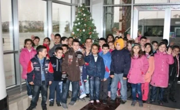 İlköğretim çocukları yılın son çocuk oyunu ve Yeni Yıl Partisi’nde eğlenceli anlar yaşadılar