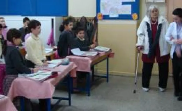 Emekli öğretmenler 20 yıl sonra yeniden kara tahtada ders anlattı.