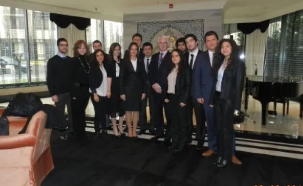 Sabancı Üniversitesi öğrencileri Jumeirah Group Yönetim Kurulu Başkanı Gerald Lawless ile çay sohbetinde biraraya geldi