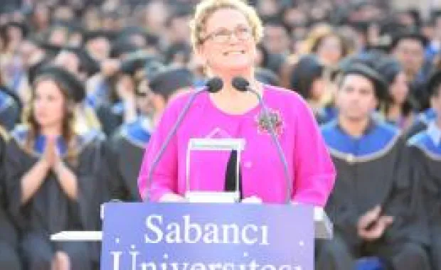 Sabancı Üniversitesi, 12. lisansüstü ve 9. lisans eğitimi mezunlarını törenle verdi. Sabancı Üniversitesi bu yıl 735 yeni mezun verdi