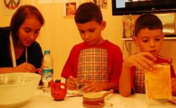 Çocuklar dedelerinin oyuncaklarını restore etti