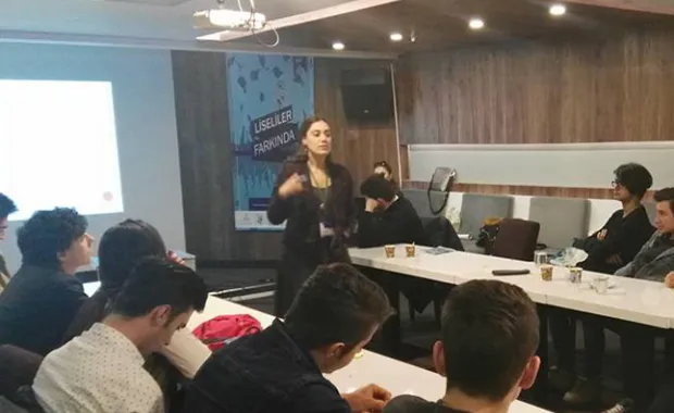 Ayşegül Taşıtman “Liseliler Farkında” etkinliğinde toplumsal cinsiyet üzerine konuştu
