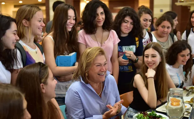 Güler Sabancı, Sabancı Üniversitesi Lise Yaz Okulu’na katılan öğrencilerle buluştu