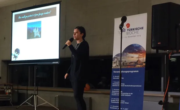Doktora öğrencimiz Canan Sayitoğlu, üniversitemizi Almanya'da üç Science Slam'de temsil etti