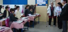 Emekli öğretmenler 20 yıl sonra yeniden kara tahtada ders anlattı.